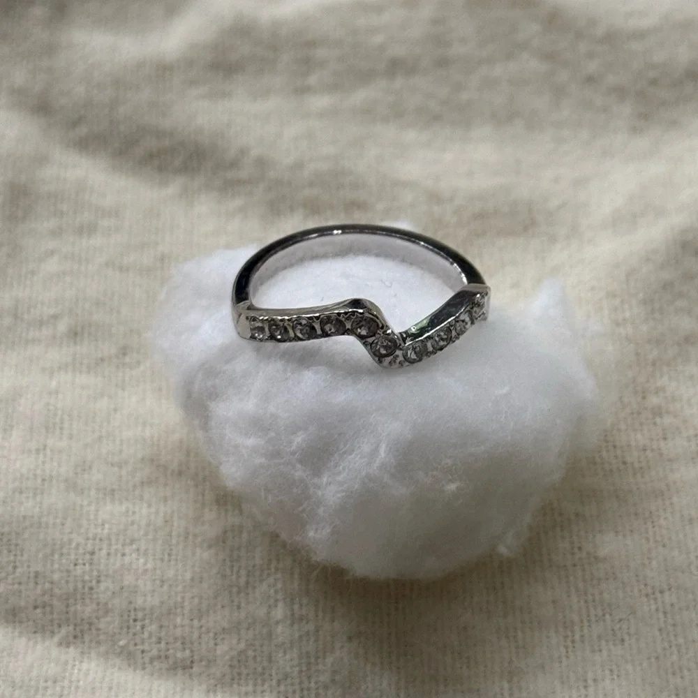 Wavy wedding band